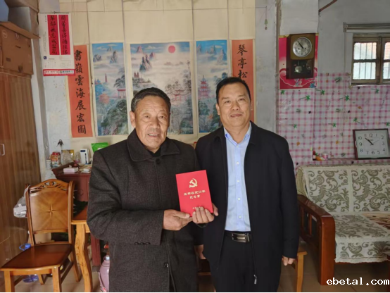 欢城煤矿开展“光荣在党50年”纪念章颁发走访慰问活动